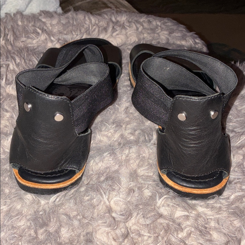 Sorel Black and Tan Sandals - Picture 3 of 7